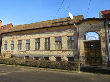 Pacsirta u. 44.
