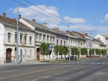 Történeti emeletes házak